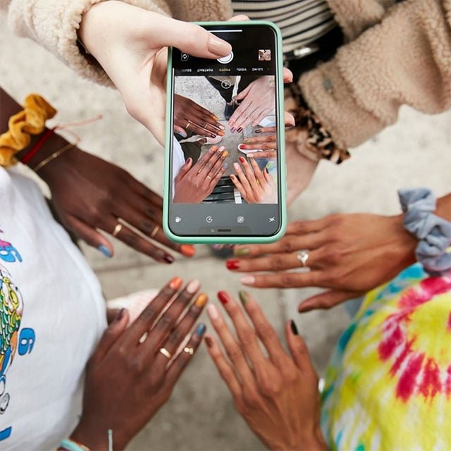 Si llevas tiempo detrás de unos pintauñas veganos, con la gama expressie de essie y todos sus colores te va a explotar la cabeza. ¡Disfruta de sus fórmulas veganas y de secado rápido!