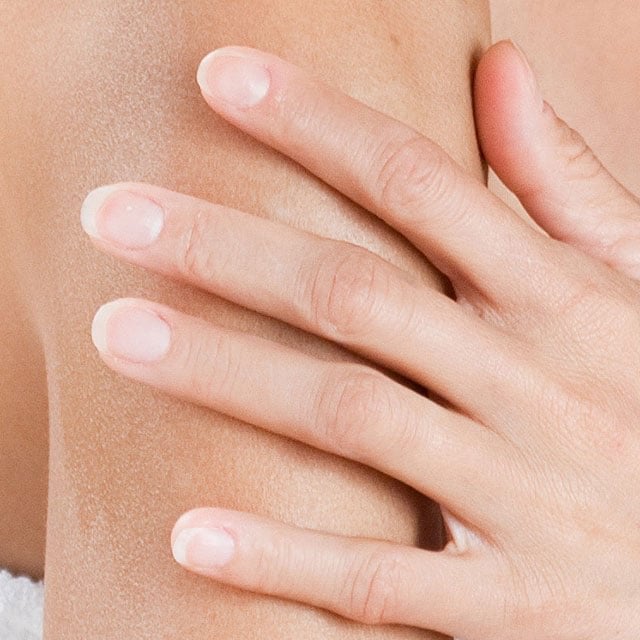 Descubre el porqué de las manchas blancas en las uñas y elige una gama de esmaltes fortalecedora como Essie para evitar su aparición lo máximo posible