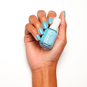 ¿Qué color de uñas te favorece si tienes la piel dorada? El tono Take the lead de la Summer Collection de essie.