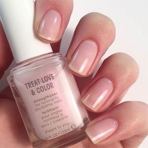 ¿Quieres saber qué dice el color de tus uñas sobre ti? Pues la manicura francesa indica que eres una persona detallista y perfeccionista. Consíguela con los tonos más suaves de la gama Treat, Love & Color de L’Oréal Paris