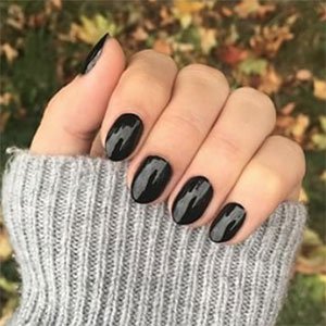 ¿Quieres saber qué dice el color de tus uñas sobre ti? Las uñas negras derrochan rebeldía y anticonformismo. ¡Justo igual que el esmalte Licorice de essie!