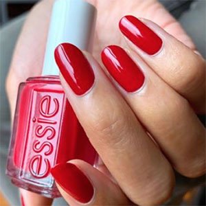 ¿Quieres saber qué dice el color de tus uñas sobre ti? Las uñas rojas son sinónimo de valentía y de fuerte personalidad. Y, si lo dudas, el esmalte Forever Yummy de essie te lo dejará claro.