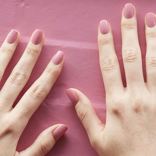 Aprende a quitarte las uñas permanentes con este paso a paso y con la gama de cuidados y colores de essie.