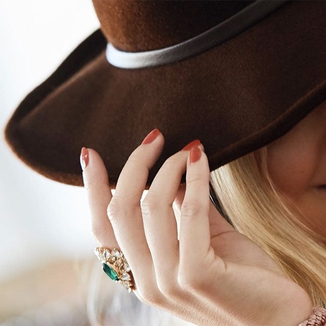 El color de tu manicura resulta determinante a la hora de rejuvenecer ópticamente tus manos. Disfruta de la amplísima colección de esmaltes de essie y sigue nuestra recomendación: tonos clásicos, discretos y armoniosos. La gama Treat, Love & Color será tu aliada perfecta.
