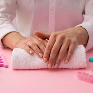 Aprende cómo secar tus uñas rápido al hacer tu manicura