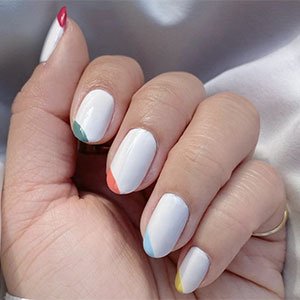 Este tipo de manicura francesa arcoíris es perfecta si te apetece un poco de diversión. Con el esmalte Blanc podrás trabajar el fondo de la uña y con los colores que tu quieras de la amplísima colección de esmaltes de essie, ¡todo lo demás!