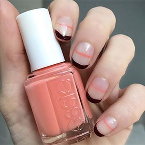 Un tipo de manicura francesa que tienes que probar es en formato bicolor. El de la imagen es bastante original y está trabajado con los esmaltes Licorice y Tart Deco de essie. 