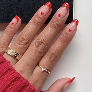Con saber reinventarse nos referimos a este tipo de manicura francesa. El punto arty nos vuelve locas, pero también el esmalte Really Red de essie.