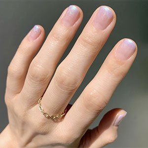 Otro tipo de manicura francesa muy original es esta versión muy parecida a la manicura Ombré. Con el esmalte Birthday Girl de essie podrás conseguir ese efecto tan fantasía de la punta.