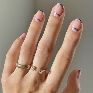 Lo reconocemos. Este tipo de manicura francesa doble nos ha dejado cautivadas. Elegante, brillante y original. Los esmaltes Sexy Divide y Gadget Free de essie te ayudarán a replicarla con éxito.