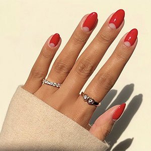 Este tipo de manicura francesa media luna sí que es un clásico. Más aún si lo trabajas con el rojo Really Red de essie. ¡Nos encanta!