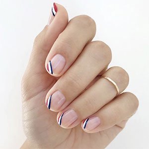¿Conocías este tipo de manicura francesa? Pues a nosotras esta versión triple nos ha llamado bastante la atención. Replícala con los colores que más te gusten de la colección de esmaltes de essie. Único requisito: ¡que guarden armonía entre sí!