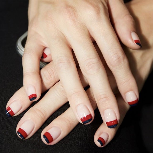 Un tipo de manicura francesa diferente es esta versión doble línea. Consíguela con la amplísima colección de esmaltes de essie.