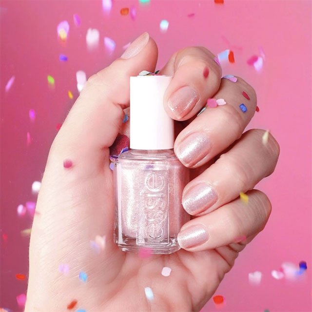 Entre las uñas del 2021 vas a ver granates, estampados, líneas geométricas y tampoco va a faltar el brilli-brilli. ¿Te gusta el tono rosita de la imagen? Consíguelo con el esmalte Birthday Girl de essie.