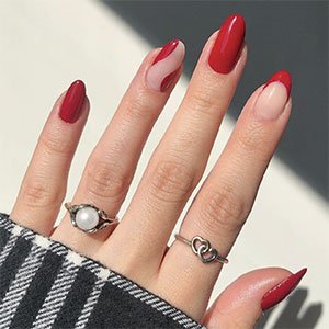 Las manicuras con espacios negativos serán una de las tendencia de uñas en 2022 que no vas a parar de ver. Solo brillo de fondo, cualquiera de los colores de essie de acompañante ¡y magia!