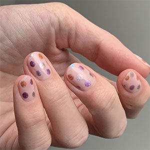 Las uñas con puntos se imponen como una de las tendencias de uñas 2022 más imprescindibles si quieres ir a la moda. Replícala con los esmaltes más brilli-brilli de essie (tipo Penny Talk o Gadget Free) y estarás sublimándolas a tope. 