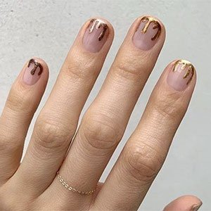 Si quieres estar al día de las tendencias de uñas 2022, la manicura francesa metalizada tiene que pasar a formar parte de tu vida. Con el esmalte Penny talk de essie el dorado se convertirá en un must de tus manicuras.