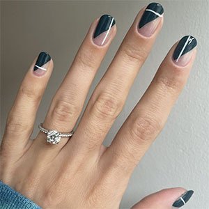 Las uñas geométricas no son novedad, pero van a seguir estando entre las tendencias de uñas 2022 más destacadas. Esta versión compuesta de brillo transparente (base o endurecedor), y los tonos Go Overboard y Blanc de essie nos parece brutal.
