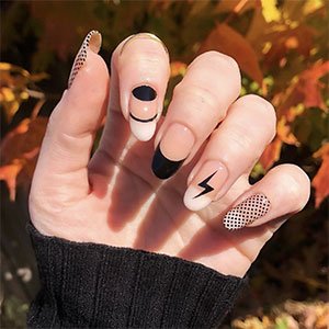 ¿Una tendencias de uñas 2022 que nos ha sorprendido? Las mixed prints. Estas construidas con el esmalte negro Licorice de essie son para reproducirlas ya mismo.