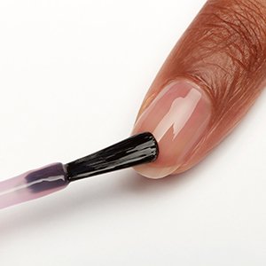 Entre las uñas 2022 más tendencia destacan las manicuras naturales, efecto no makeup- makeup. Consigue ese acabado con dos capas del endurecedor de uñas Hard to resist de essie y presume de uñas bonitas a la par que sencillas.