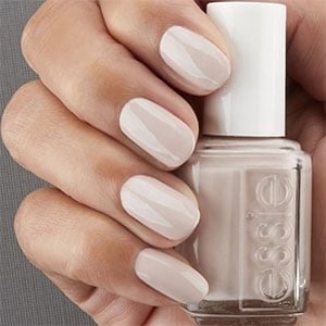 En cualquier selección de uñas para 2022 de tendencia, el color nude tiene un hueco asegurado. Bájalo con el tono Sand Tropez de essie.
