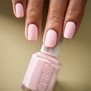 El tono Barbie o chicle va a estar en lo más alto de las tendencias de uñas 2022. Consíguelo con el esmalte Fiji de essie.