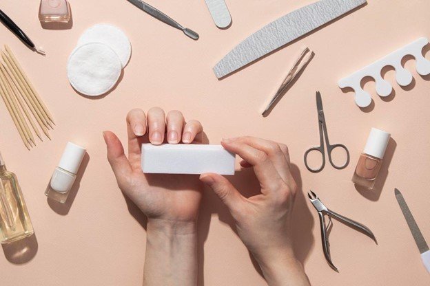 cuidado de las uñas - uñas amarillo pastel