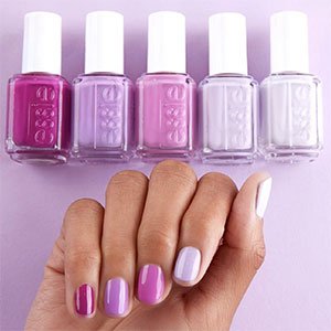 Una de las versiones más bonitas de las uñas arcoíris es recrear una escalera de color. ¡Vas a alucinar con toda la gama de esmaltes de essie!