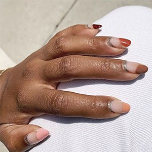 ¿Prefieres una versión diferente de las uñas arcoíris? Pues dales un toque glam con ayuda de la amplísima colección de esmaltes de essie