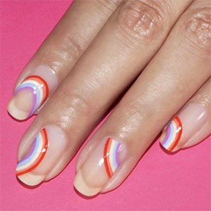Unas auténticas uñas arcoíris llevan el fenómeno meteorológico dibujado en su interior. ¡Consíguelo con la gama de esmaltes de essie!
