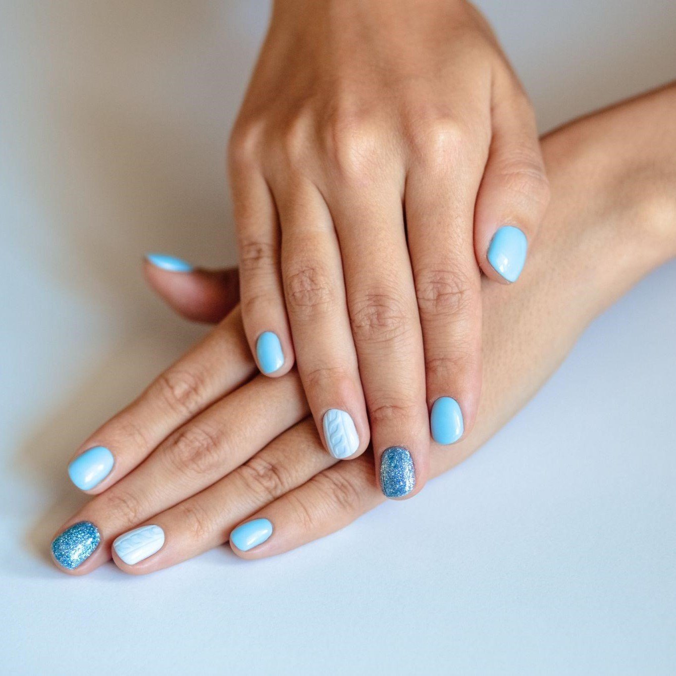 unas-azul-claro
