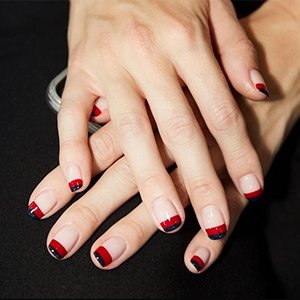¿Uñas azul oscuro versión marineras? ¡Compramos! Solo necesitarás los tonos Forever Yummy y Bobbing for baubles de essie para reproducir las de la imagen.