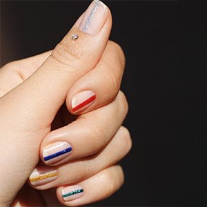 Las uñas azul oscuro tienen posibilidades infinitas y esta opción glitter y minimalista nos fascina. Si quieres recrearla toda en azul marino, el esmalte Aruba Blue de essie está a tu disposición.