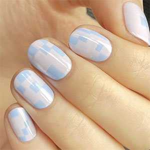 Tus uñas azul pastel pueden adaptarse perfectamente a las últimas tendencias. ¿Te suena el estampado damero? Pues se va a llevar muchísimo. Recréalo con los esmaltes Not just a pretty face y Salt water happy de essie.
