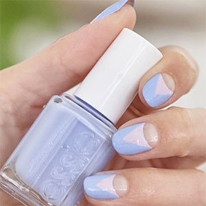 ¿Uñas azul pastel geométricas? Aquí tienes esta versión —hay infinitas— y no sabes cómo se llevan. Con la base Here to stay, el rosa palo Romper Room y el azul pastel Salt water happy —los tres de essie— lo tienes todo hecho.
