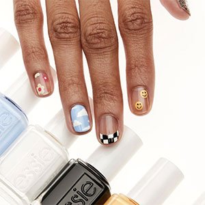 Las uñas azul pastel pueden convivir y destacar perfectamente en una manicura repleta de otro patterns. ¡Ya verás como el esmalte azul Salt water happy de essie no se deja eclipsar!