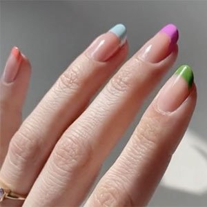 Las uñas azul pastel en una manicura francesa funcionan a la perfección y no teníamos ninguna duda. Hazte con una base transparente como Here to stay para trabajar el fondo y perfila el borde de todas tus uñas (o de las que quieras) con Salt water happy de essie. ¡Ya lo tendrías!