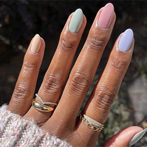 Las uñas azul pastel también encuentran su hueco dentro de la manicura skittle. El esmalte Salt water happy de essie te resultará tan fácil de combinar que no te dará ningún problema. ¡Pega con muchísimos tonos!