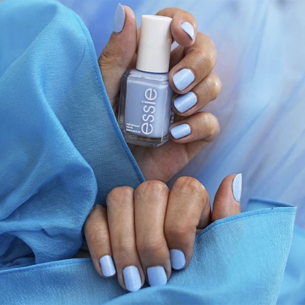 ¿Las uñas azul pastel te vuelven loca? Pues con el esmalte Salt water happy de essie las tienes más que a tu alcance.