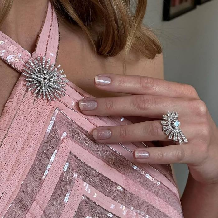Ideas de manicuras elegantes y bonitas para acompañar a looks de bautizos | Essie
