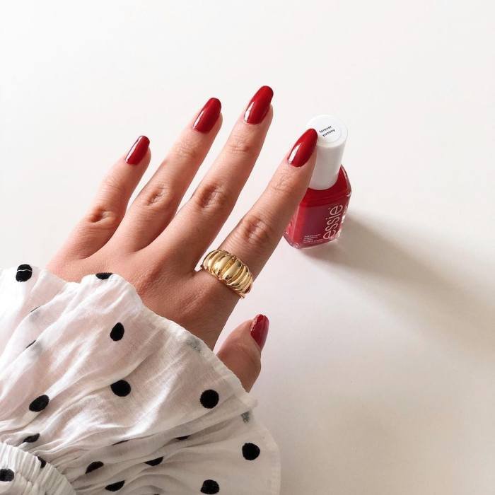 Ideas de manicuras elegantes y bonitas para acompañar a looks de bautizos | Essie