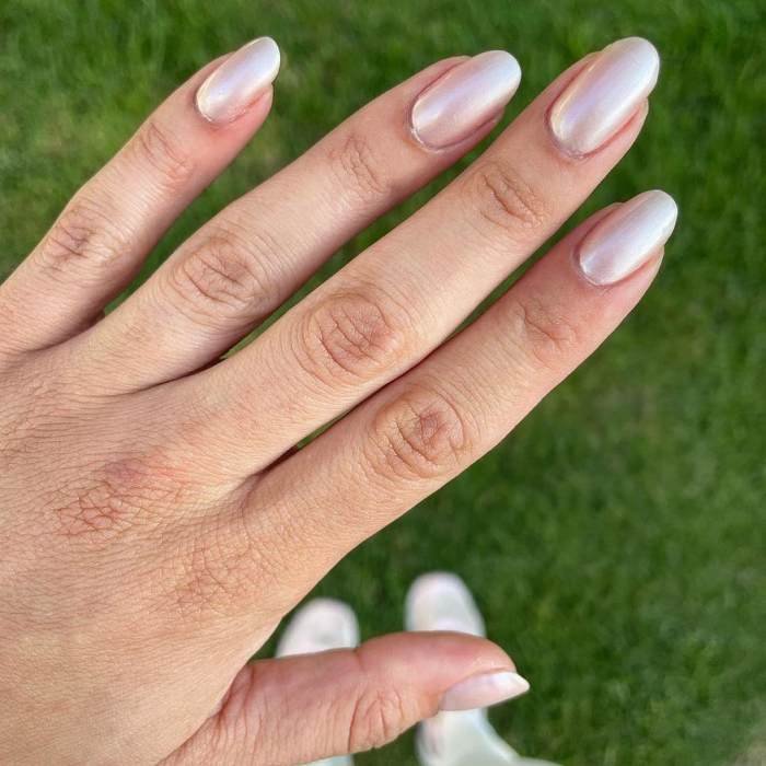 Ideas de manicuras elegantes y bonitas para acompañar a looks de bautizos | Essie