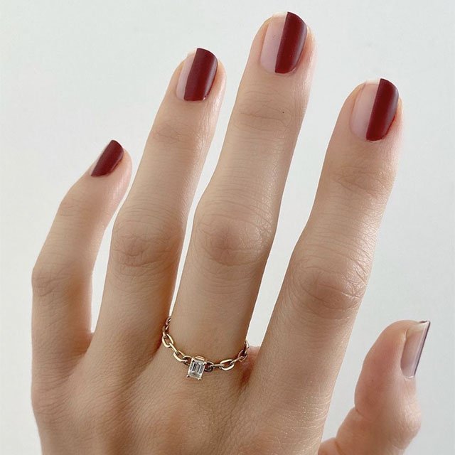 ¿Has visto estas uñas bicolor creadas por la manicurista Betina Goldstein? Interprétalas a tu gusto con cualquiera de los esmaltes de essie.