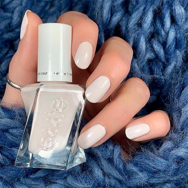 Comprueba el efecto de las milky nails o uñas blancas con acabado lechoso de la mano de los esmaltes de essie. 