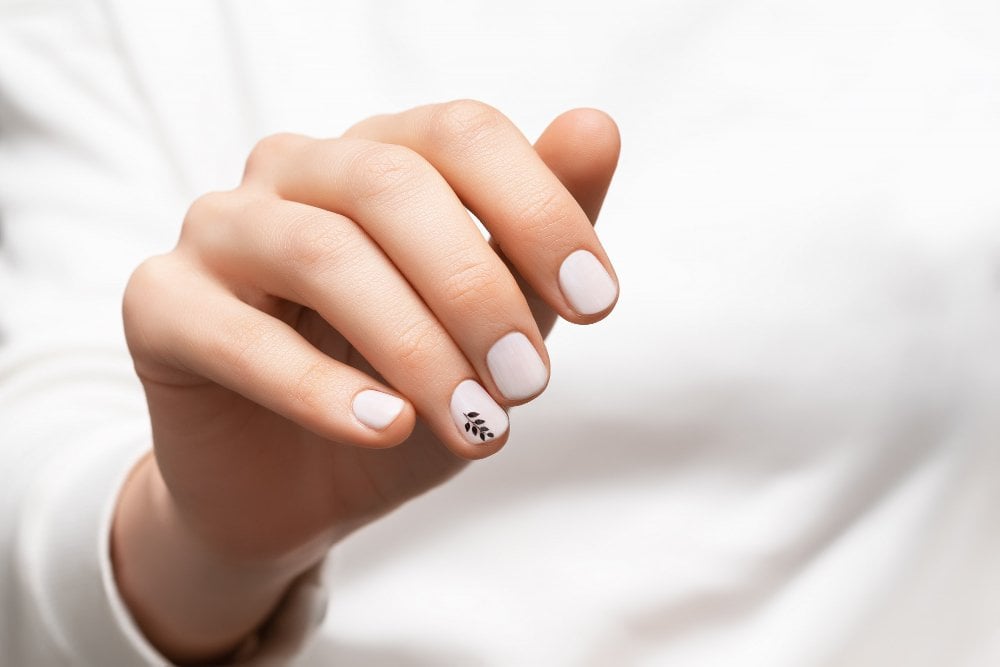 uñas blancas decoradas