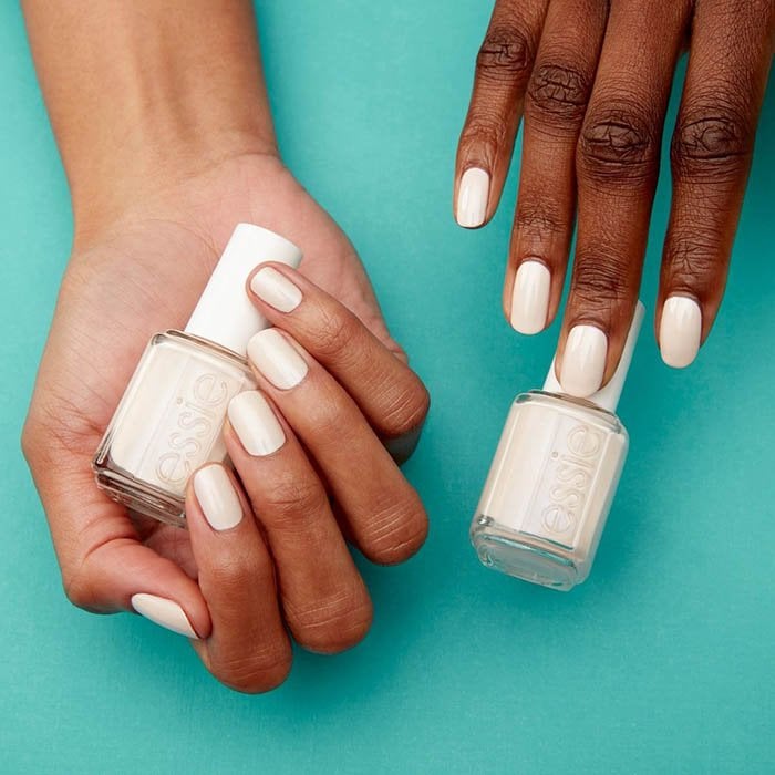 Manicura blanca de tendencia para la nueva temporada | ESSIE