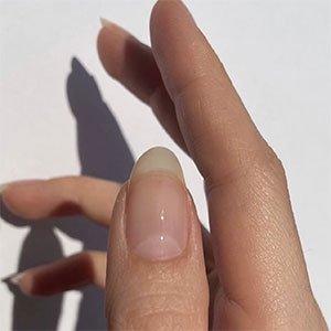 Consigue unas uñas bonitas con el endurecedor Hard to resist de essie perfecto para fortalecerlas, cargarlas de brillo y acabar con cualquier tono amarillento.