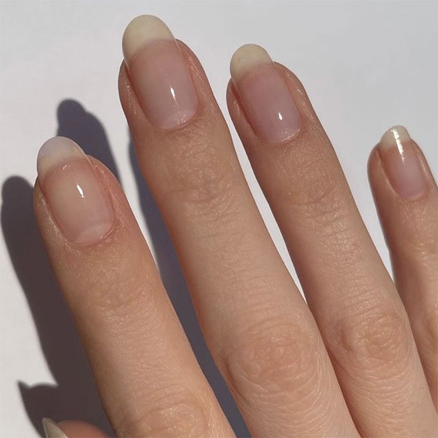 El secreto de unas uñas bonitas reside en tratarlas y cuidarlas adecuadamente. El endurecedor Hard to resist de essie las fortalecerá y pondrá completamente en forma al instante.