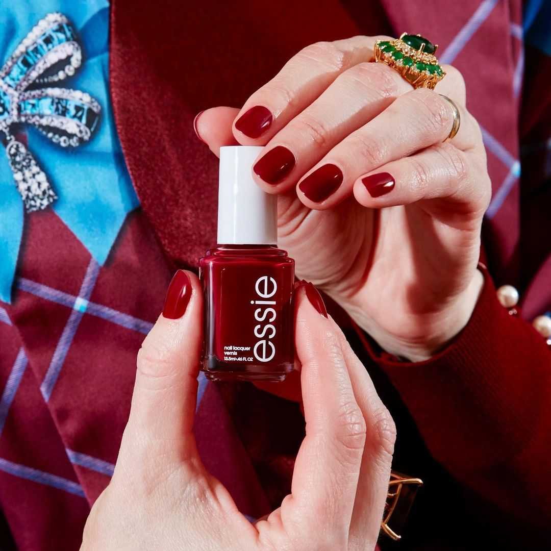 Cómo llevas las uñas borgoña esta temporada| Essie