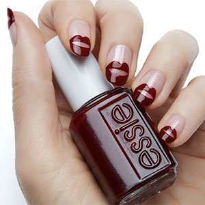 Otras uñas burdeos —que sin son más tendencia explotan— apuestan por los besos. Uno por cada uña. El esmalte Sole Mate será tu amigo más fiel en esta empresa.